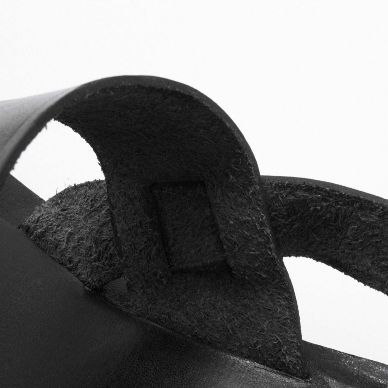 rustikale Herrensandale - Oleander - schwarz - Detail Riemen
