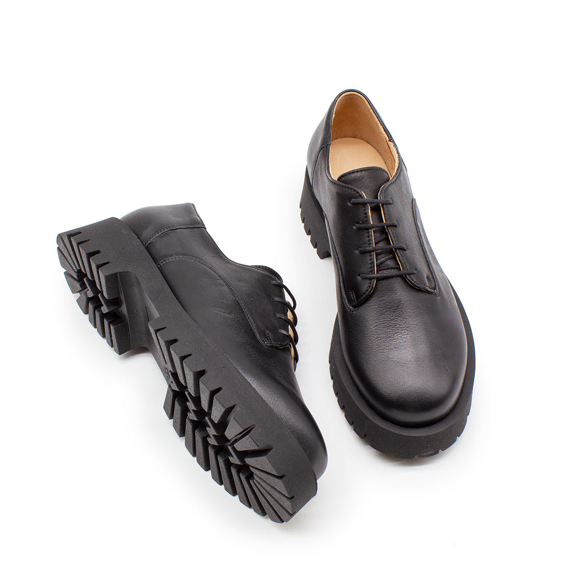 Schnürschuh mit dicker Sohle