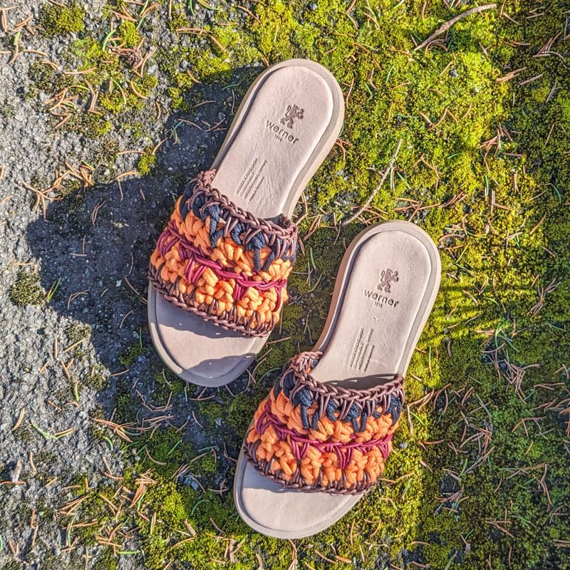 Pantolette mit handgehäkeltem Riemen