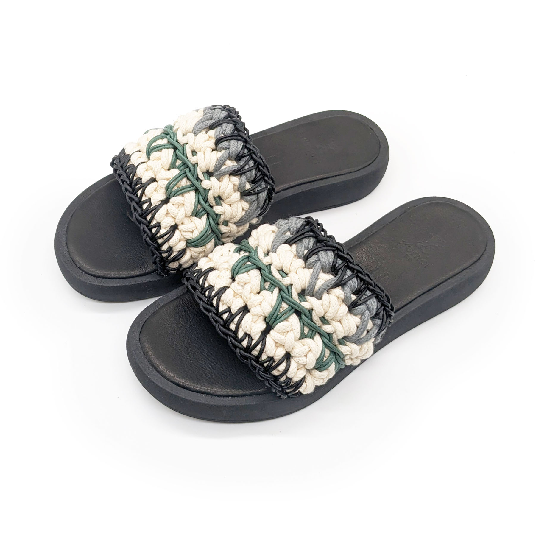 Pantolette mit handgehäkeltem Riemen