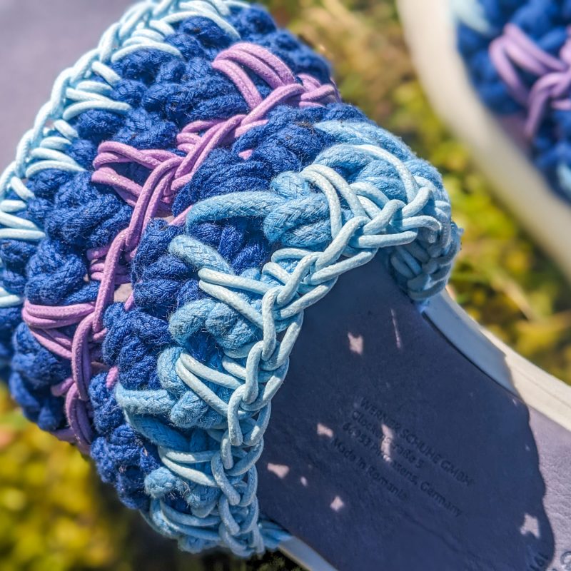 Pantolette mit handgehäkeltem Riemen