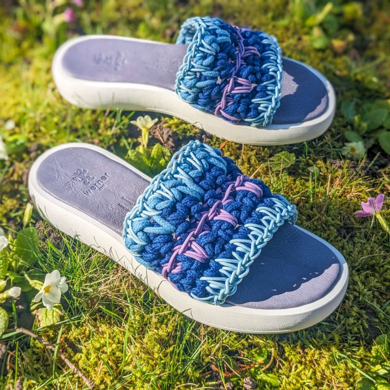 Pantolette mit handgehäkeltem Riemen